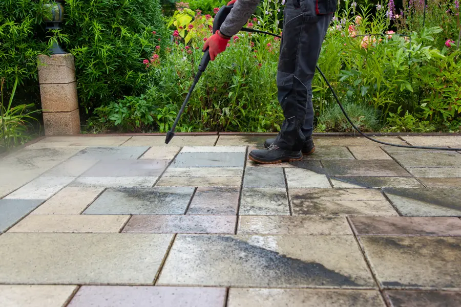 How to Pressure Wash a House in Kirkland, IL